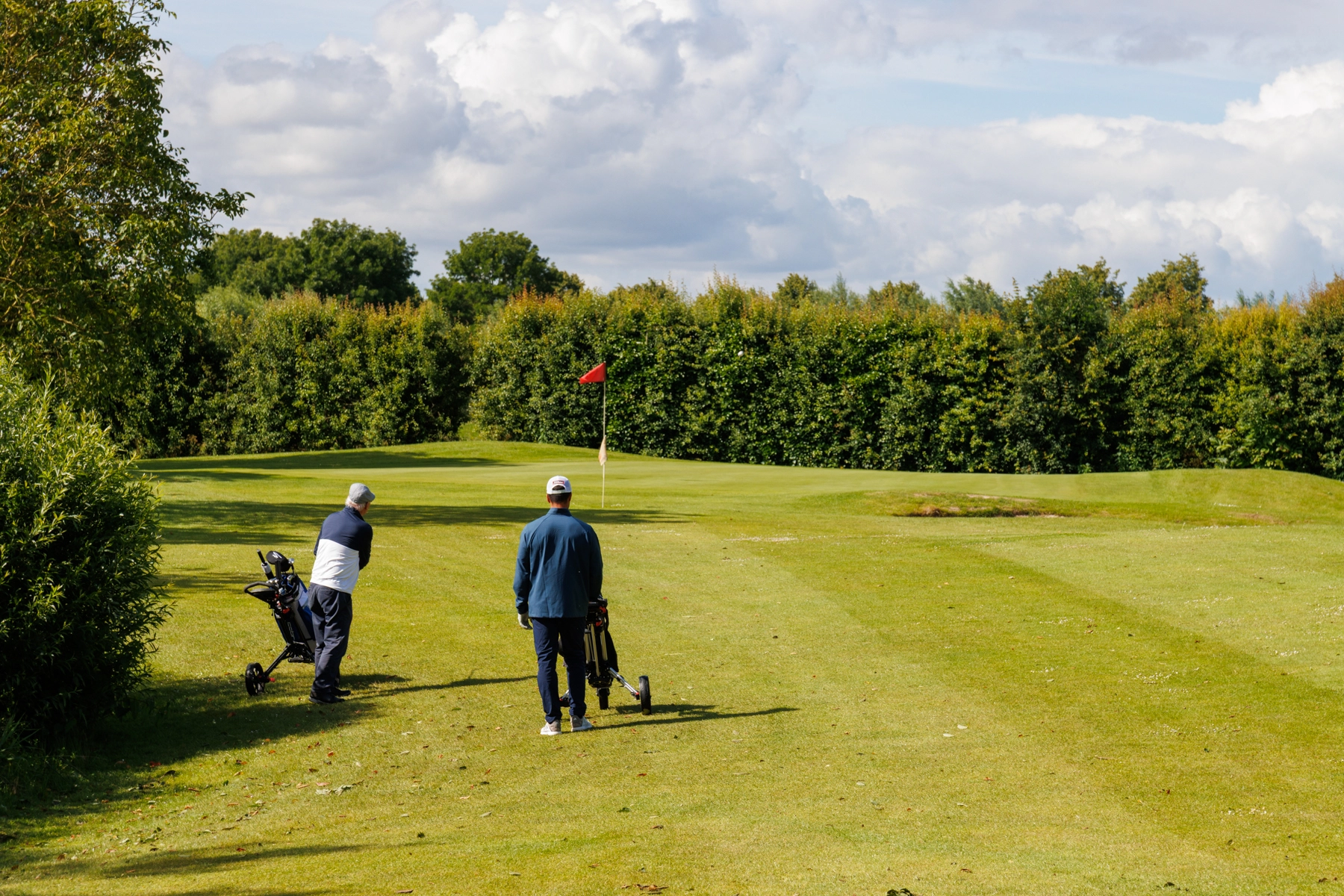 Spelers op de 9 holes kleine baan van Golfpark Almkreek