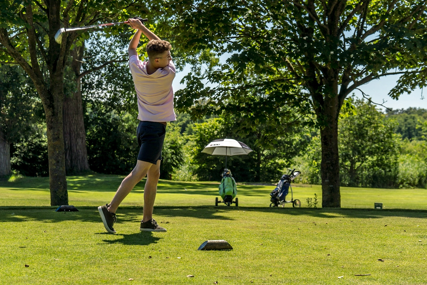 Spelers op de 9 holes kleine baan van Golfpark De Berendonck