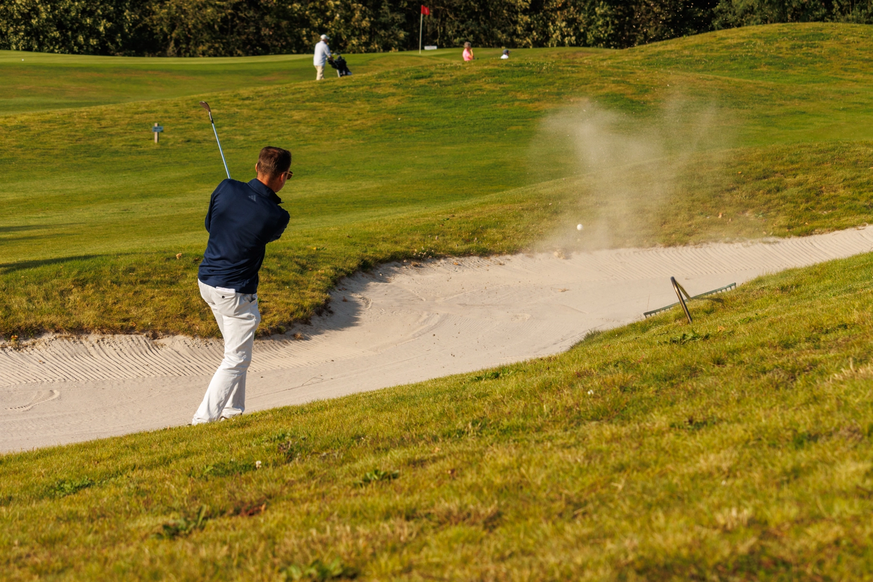 Golfers op de 9 holes kleine baan van Golfpark De Loonsche Duynen