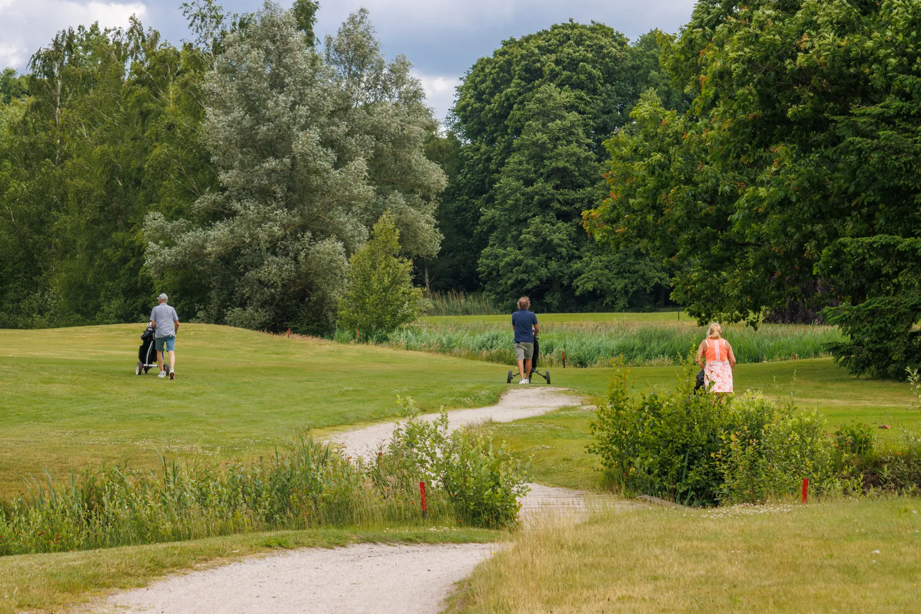 Golfers op weg naar de volgende hole, Gendersteyn